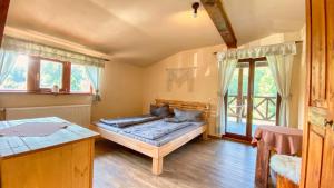 Una cama o camas en una habitación de Hospůdka pod Rablinů