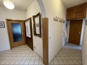 pasillo con 2 puertas y suelo de baldosa en Haus am Berg, en Neunkirchen