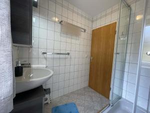 y baño con bañera, lavamanos y ducha. en Haus am Berg, en Neunkirchen