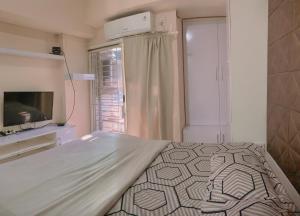 Giường trong phòng chung tại Apartemen Poris 88 by Benchmark