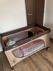 zabawkowe łóżko piętrowe z szufladą w pokoju w obiekcie APARTMENT OWL w mieście Kořenov