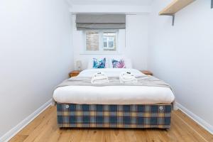 Postel nebo postele na pokoji v ubytování Bright 2BR Flat wparking & balcony, Wimbledon