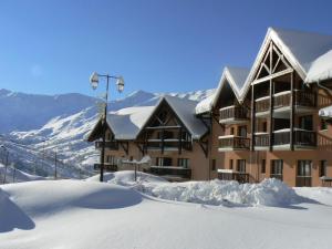 een skihut in de bergen met sneeuw op de grond bij travelski home select - Résidence Les Hauts de Valmeinier 4 stars in Valmeinier