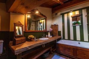y baño con bañera, lavabo y espejo. en L'Atelier du Temps - LE SECRET, en Aosta