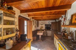 eine Küche mit Holzdecken und einem Herd mit Backofen in der Unterkunft L'Atelier du Temps - LE SECRET in Aosta