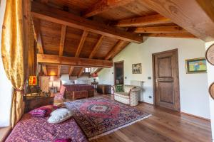 ein Schlafzimmer mit einem Bett und einer Holzdecke in der Unterkunft L'Atelier du Temps - LE SECRET in Aosta