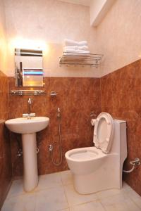 een badkamer met een toilet en een wastafel bij Hotel Arati Pvt. Ltd. in Kathmandu