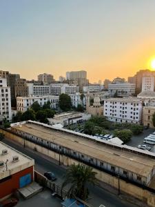 uma vista para uma cidade com edifícios e um pôr-do-sol em Sunny room in Falaki ST near to Tahrer square downtown Cairo no Cairo