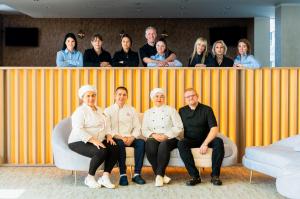 un groupe de personnes assises sur un canapé dans l'établissement Blue&Green Baltic Hotel mediSPA&fit, à Kołobrzeg