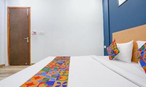 Un dormitorio con una cama con una manta de colores. en FabHotel F9 Prime Executive Paschim Vihar en Nueva Delhi
