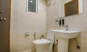 y baño con aseo y lavamanos. en FabHotel F9 Prime Executive Paschim Vihar en Nueva Delhi