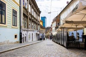 uma rua de calçada numa cidade com edifícios em Luxury Apartment in center of Zagreb em Zagreb