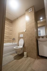 uma casa de banho com um WC, uma banheira e um lavatório. em Panorama Luxury Apartment em Oradea