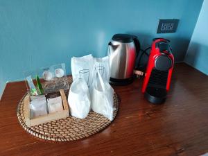 un piano di lavoro con macchinetta del caffè e tavolo a prezzi convenienti di The Paz Khao Yai a Nong Sarai