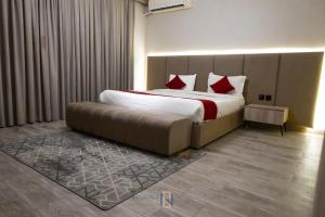 a bedroom with a large bed with red pillows at فندق جولدن نيو الصفا - Golden New Al Safa Hotel in Jeddah
