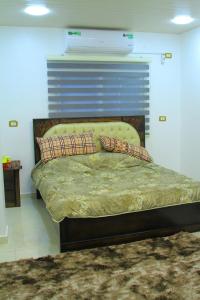 een slaapkamer met een bed in een kamer met een aperitief bij Country House Chalet in ‘Ibbīn