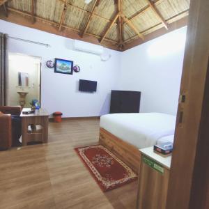 sypialnia z łóżkiem, stołem i kanapą w obiekcie Angel Resort & Restaurant w mieście Koks Badźar