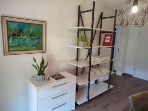 Habitación con estante de libros y armario blanco en Design-Studio am Salerhof, en Bad Wurzach