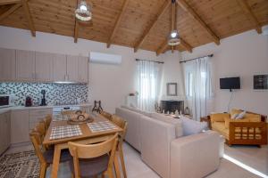 una cucina e un soggiorno con tavolo e sedie di Jenny's House ad Áyios Kírikos