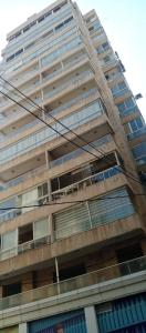 ベイルートにあるLoft With a View 24 7 Electricityの高層アパートメントで、ガラス窓が付いています。