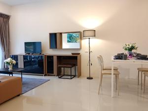 TV a/nebo společenská místnost v ubytování Karon Holiday Condo by Bcare - WhiteRose