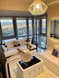 Setusvæði á Classy 2BR Suite at Eastwood City with Pool and City Skyline View