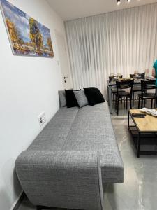 Tempat tidur dalam kamar di דירת אירוח מפנקת בעיר אשקלון - 5 דקות נסיעה מהים