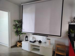 Telewizja i/lub zestaw kina domowego w obiekcie Ailana Suite Vistas al Mar y con Piscina