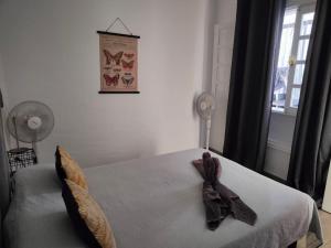 Łóżko lub łóżka w pokoju w obiekcie Ailana Suite Vistas al Mar y con Piscina
