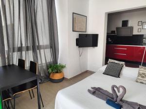 Telewizja i/lub zestaw kina domowego w obiekcie Ailana Suite Vistas al Mar y con Piscina