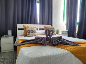 Postel nebo postele na pokoji v ubytování Ailana Suite Vistas al Mar y con Piscina