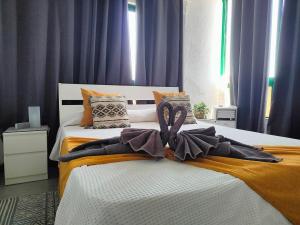 Łóżko lub łóżka w pokoju w obiekcie Ailana Suite Vistas al Mar y con Piscina