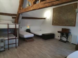 Zimmer mit 2 Etagenbetten und einem Klavier in der Unterkunft La ferme du Petit Chavernay in Meslay-le-Vidame