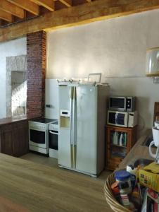 eine Küche mit einem Kühlschrank und Geräten aus Edelstahl in der Unterkunft La ferme du Petit Chavernay in Meslay-le-Vidame