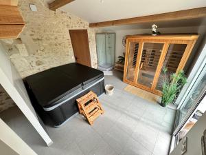 een kamer met een piano vanuit de lucht bij Domaine de la Roche Chabrelle in Saint-Just