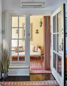 een kamer met een deur naar een woonkamer bij Sunny Side Up - Beachside Living on Marine Parade in Melbourne