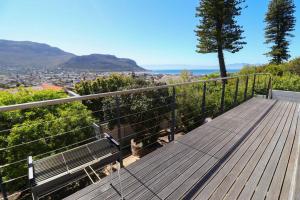 una terraza de madera con vistas a la ciudad en A Fish hoek beaut, en Ciudad del Cabo
