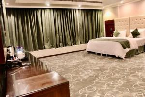 um quarto com uma cama grande num quarto em فندق ركن النخبه الماسي Elite Diamond Corner - فنـــــــدق دامـاس Damas Hotel em Jeddah