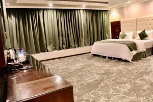 een slaapkamer met een groot bed in een kamer bij فندق ركن النخبه الماسي Elite Diamond Corner - فنـــــــدق دامـاس Damas Hotel in Jeddah