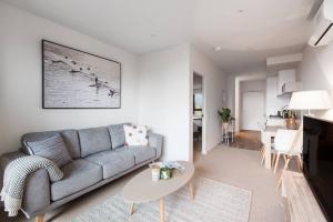 sala de estar con sofá y mesa en Stylish and Cosy - A Mid-Century Caulfield Retreat en Melbourne