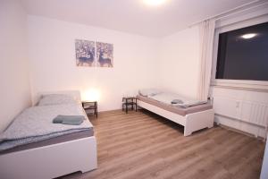 ハーゲンにあるNice Apartment in Hagenのベッドが2つと大きな窓がある寝室 +7枚の写真