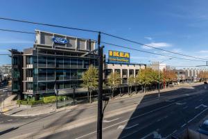 a ikea building with a sign on the side of a street w obiekcie Stunning Modern Style with a Gym, Pool and Spa w Melbourne