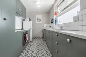 La salle de bains est pourvue de 2 lavabos et d'une cheminée. dans l'établissement Rosewood Lodge - Cottage Charm off High Street, à Melbourne