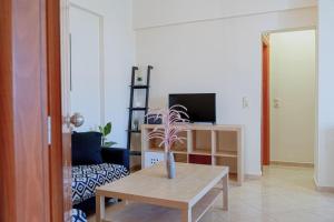 TV a/nebo společenská místnost v ubytování Bright Apt Close to the Beach