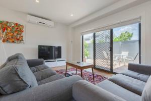 Televisyen dan/atau pusat hiburan di Trendy and Spacious Brunswick Stay with Outdoor Deck