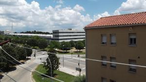 - Vistas a una calle de la ciudad con un edificio en Apartamentos Atlas Terrassa I en Terrassa