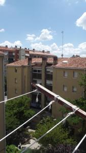 una vista de una ciudad con edificios en Apartamentos Atlas Terrassa I, en Terrassa 2 fotos más