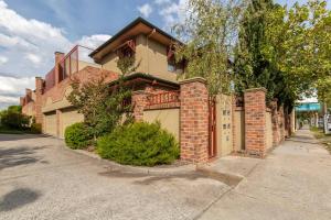 una casa de ladrillo con un garaje en una calle en The Poppy - Townhouse Chic with Country Flair, en Melbourne