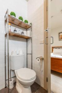 ein Bad mit WC in einem Zimmer in der Unterkunft Location meets Comfort near Bourke Street Mall in Melbourne