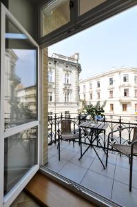 desde la ventana de un balcón con mesas y sillas en Crystal Suites Old Town, en Cracovia